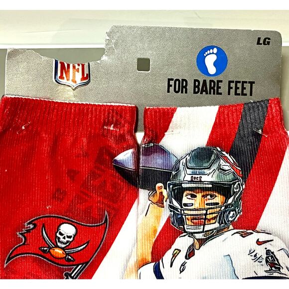 For Bare Feet Tom Brady Tampa Bay Buccaneers Signing Bonus Crew Socks men’s Lg - Picture 4 of 7
